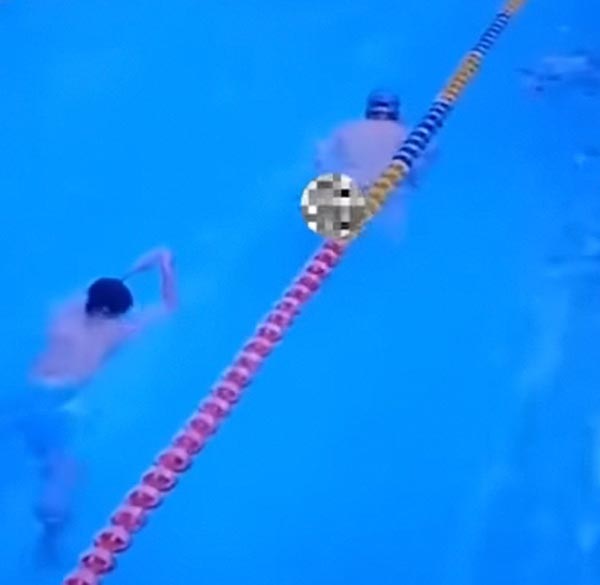 อุจจาระในสระว่ายน้ำ