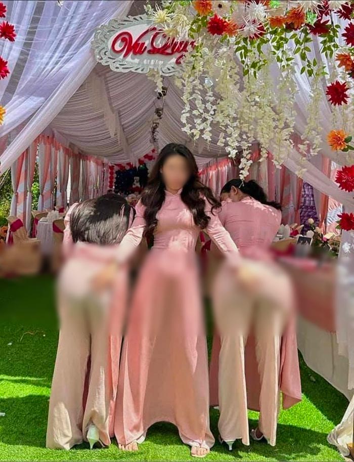 โพสท่าถ่ายรูปในงานแต่งงาน