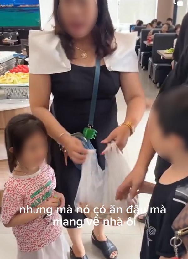 ตักอาหารบุฟเฟต์กลับบ้าน