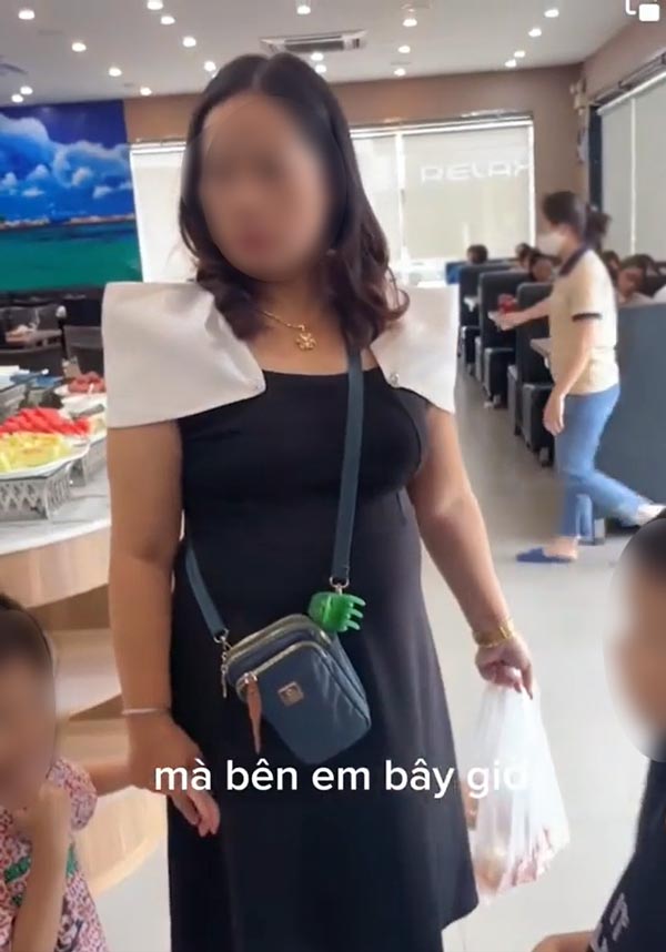 ตักอาหารบุฟเฟต์กลับบ้าน