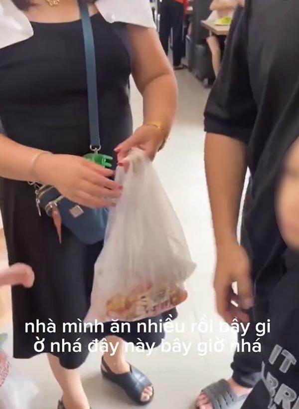 ตักอาหารบุฟเฟต์กลับบ้าน