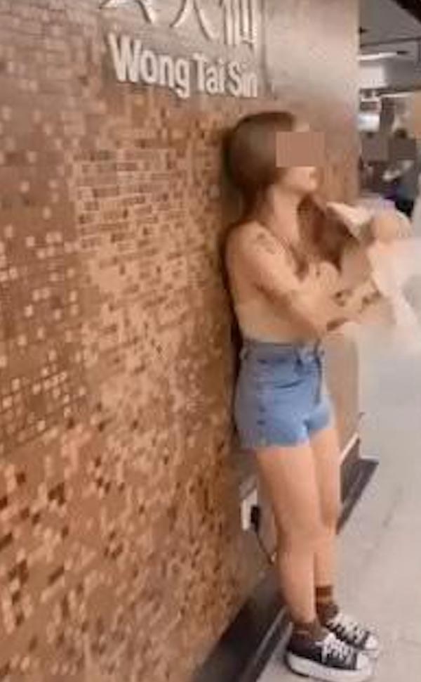 เปลี่ยนเสื้อในสถานีรถไฟใต้ดิน