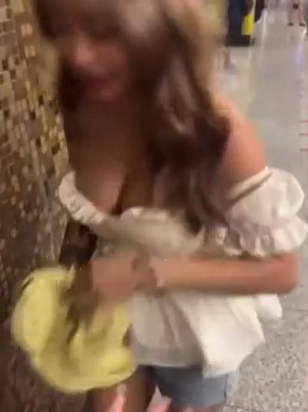 เปลี่ยนเสื้อในสถานีรถไฟใต้ดิน