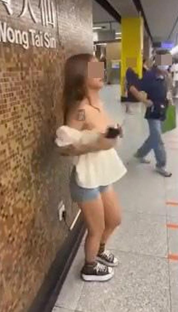 เปลี่ยนเสื้อในสถานีรถไฟใต้ดิน