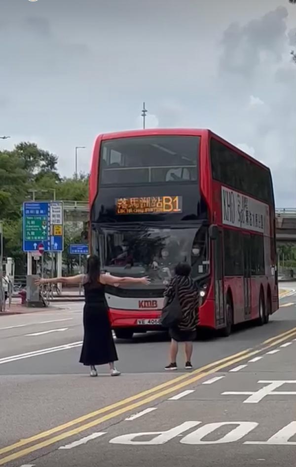 ยืนขวางรถเมล์กลางถนน