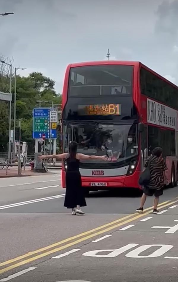 ยืนขวางรถเมล์กลางถนน