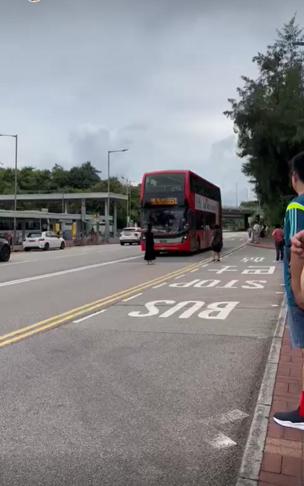 ยืนขวางรถเมล์กลางถนน