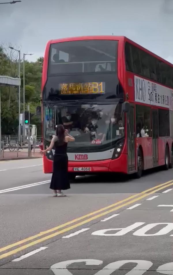 ยืนขวางรถเมล์กลางถนน