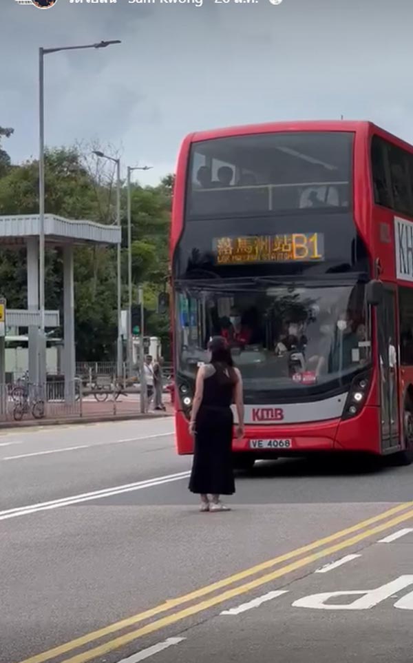 ยืนขวางรถเมล์กลางถนน