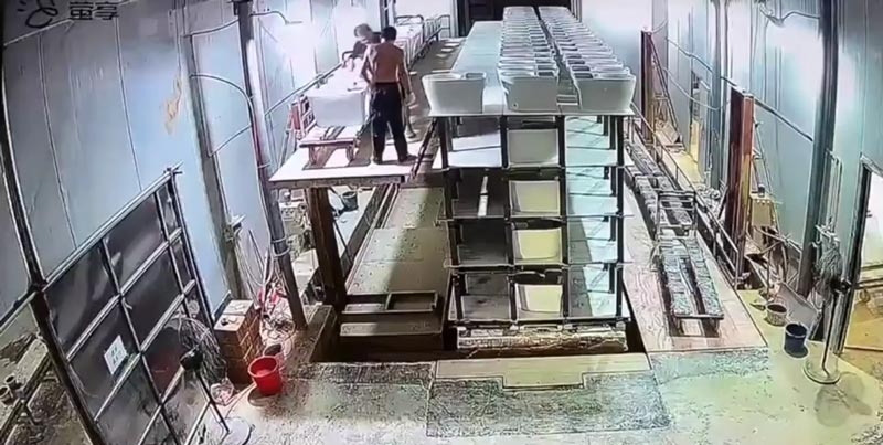 โถส้วมหล่นแตก 100 โถ