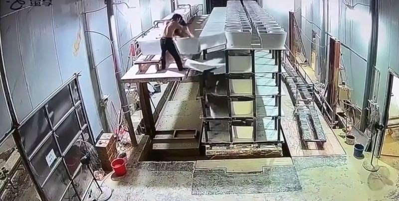 โถส้วมหล่นแตก 100 โถ