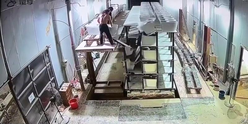 โถส้วมหล่นแตก 100 โถ