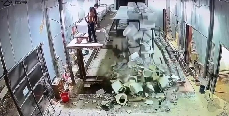 โถส้วมหล่นแตก 100 โถ