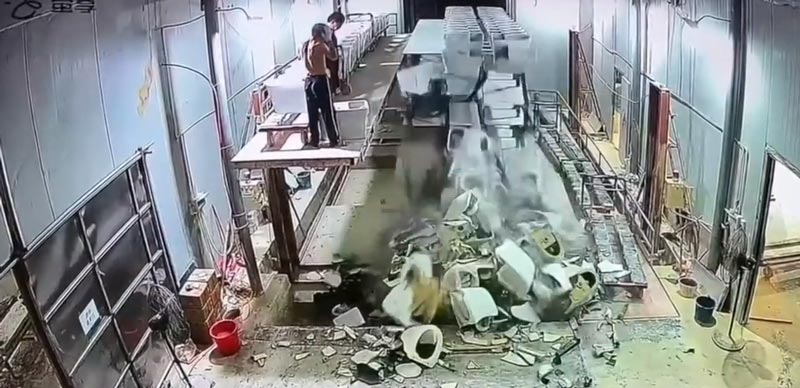 โถส้วมหล่นแตก 100 โถ