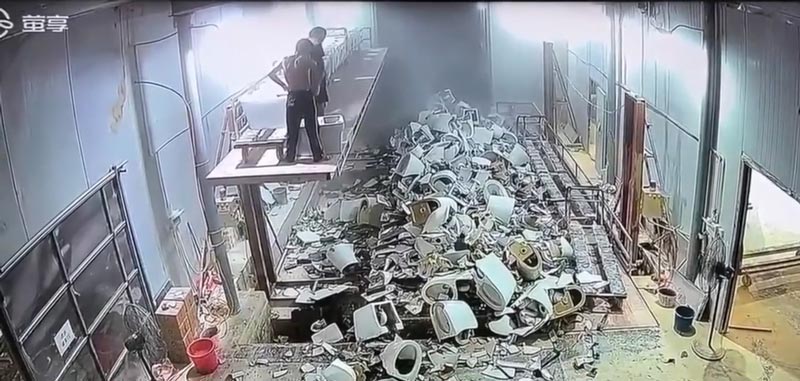 โถส้วมหล่นแตก 100 โถ