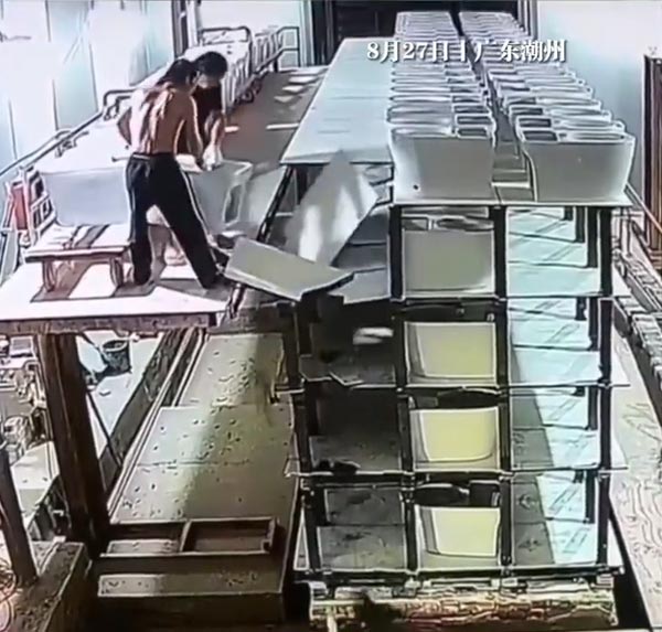 โถส้วมหล่นแตก 100 โถ