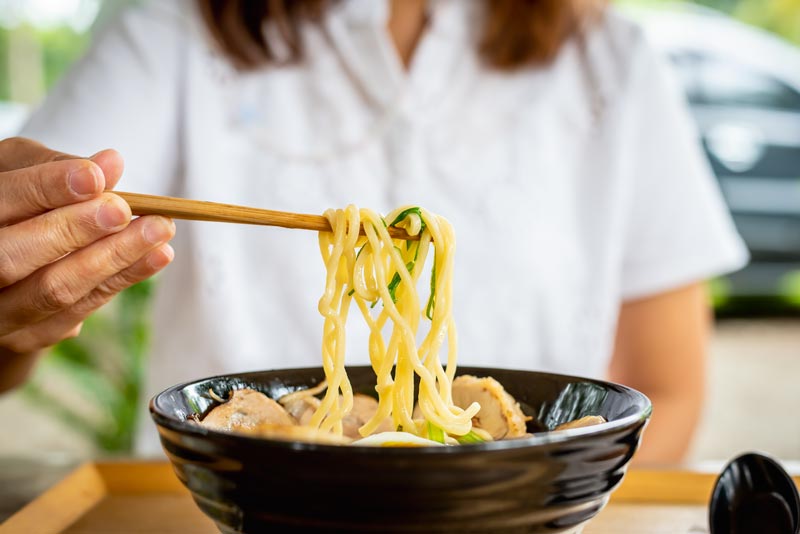 นั่งกินก๋วยเตี๋ยว เจอคนแปลกหน้าทักป่วย