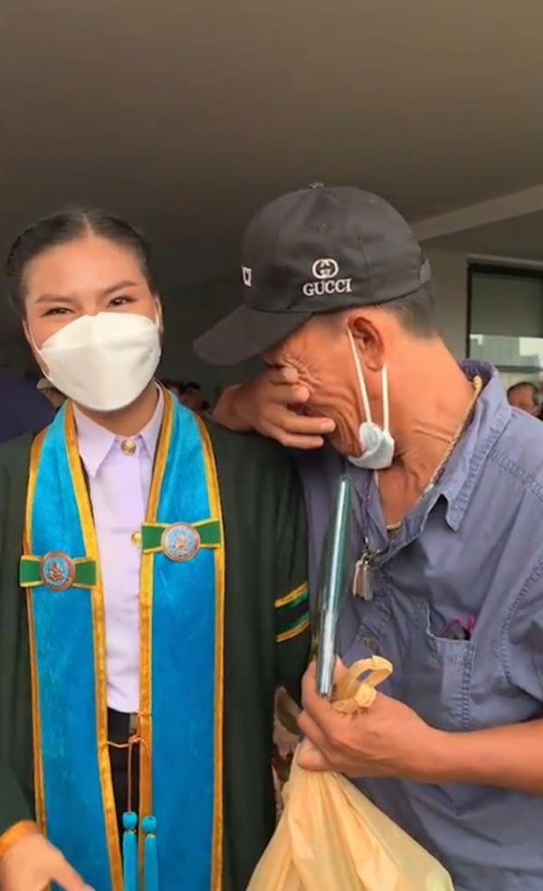 พ่อร้องไห้ ลูกรับปริญญา