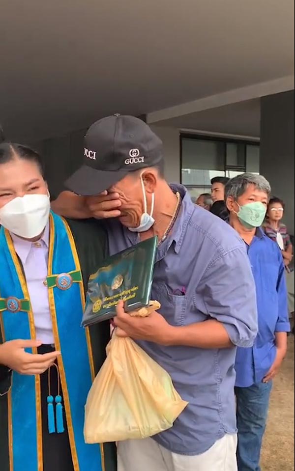 พ่อร้องไห้ ลูกรับปริญญา