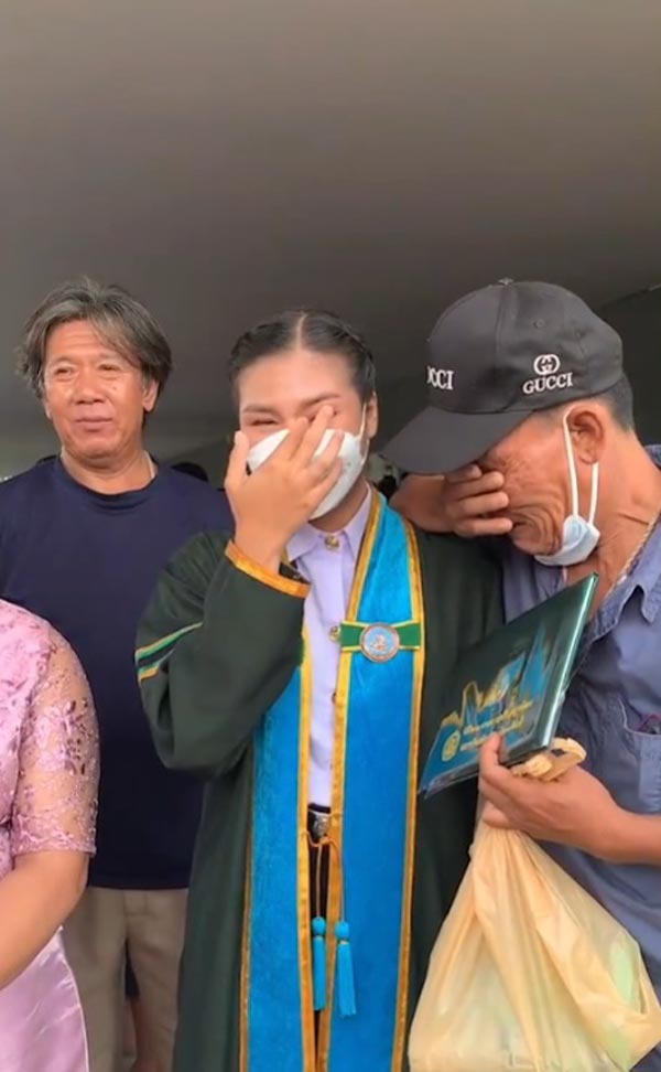 พ่อร้องไห้ ลูกรับปริญญา