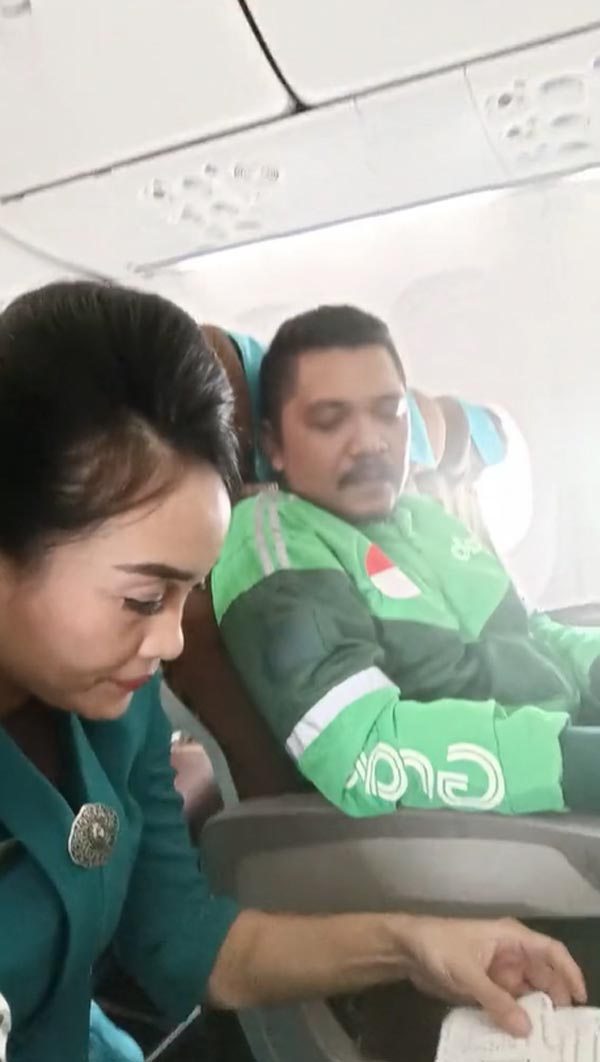 ไรเดอร์นั่งเครื่องบินไปรับอาหาร