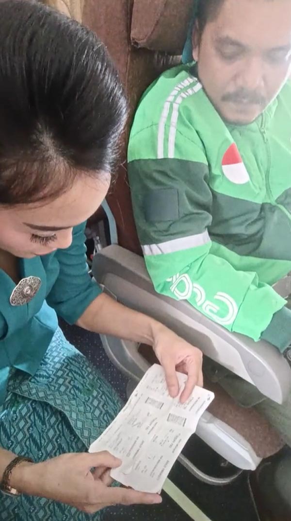 ไรเดอร์นั่งเครื่องบินไปรับอาหาร