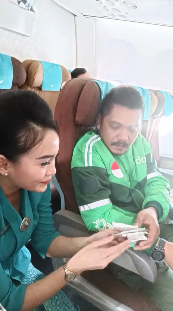 ไรเดอร์นั่งเครื่องบินไปรับอาหาร