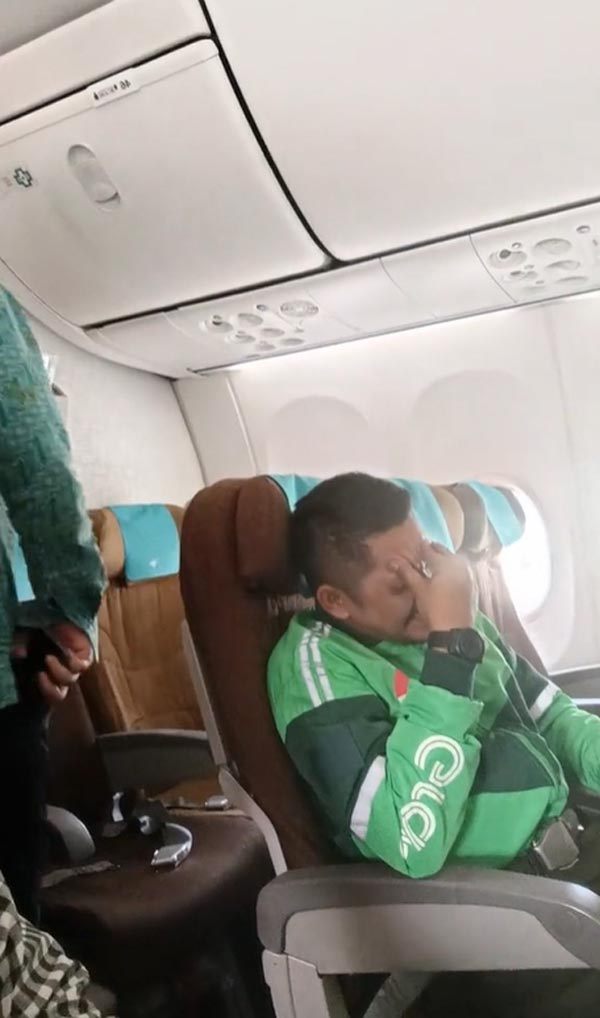 ไรเดอร์นั่งเครื่องบินไปรับอาหาร