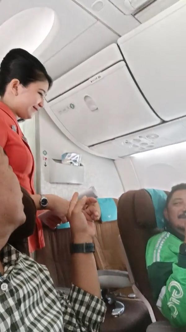 ไรเดอร์นั่งเครื่องบินไปรับอาหาร