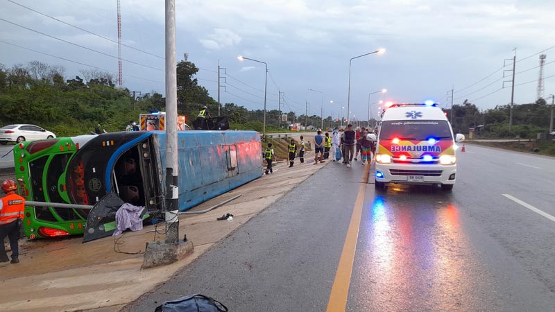 รถทัวร์ชนเสาไฟฟ้าพลิกคว่ำ