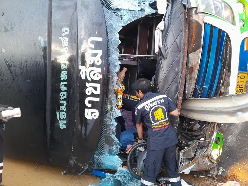 รถทัวร์ชนเสาไฟฟ้าพลิกคว่ำ