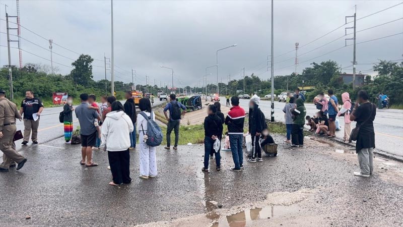 รถทัวร์ชนเสาไฟฟ้าพลิกคว่ำ