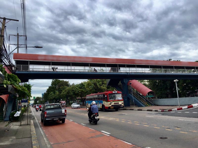 โดนปล้นเพราะป้ายบนสะพานลอย