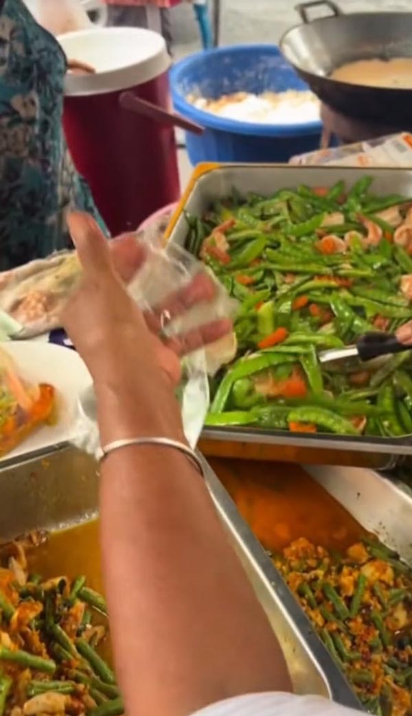 ป้าติ๋มตักแกง