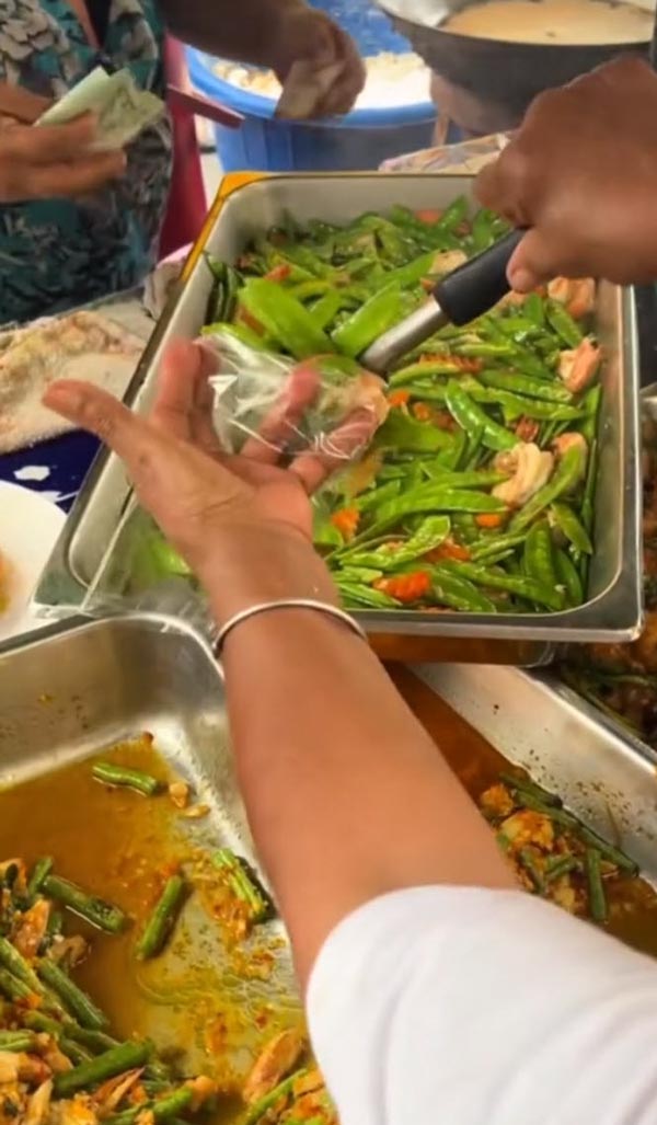 ป้าติ๋มตักแกง