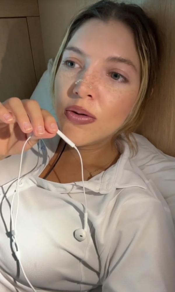 พนักงานบนเรือสำราญ