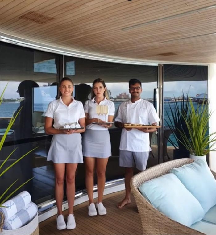 พนักงานบนเรือสำราญ