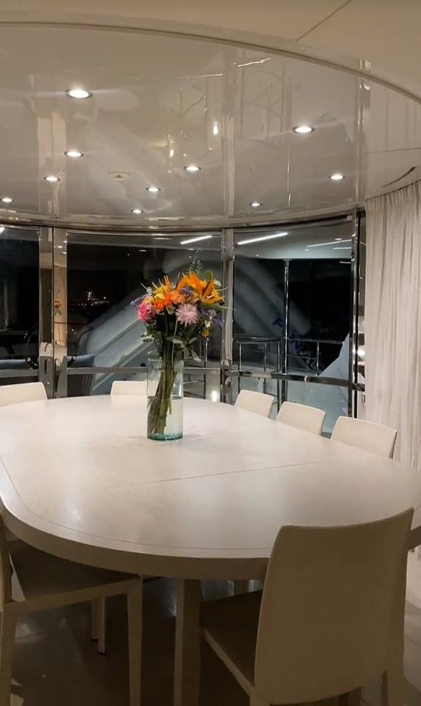 พนักงานบนเรือสำราญ