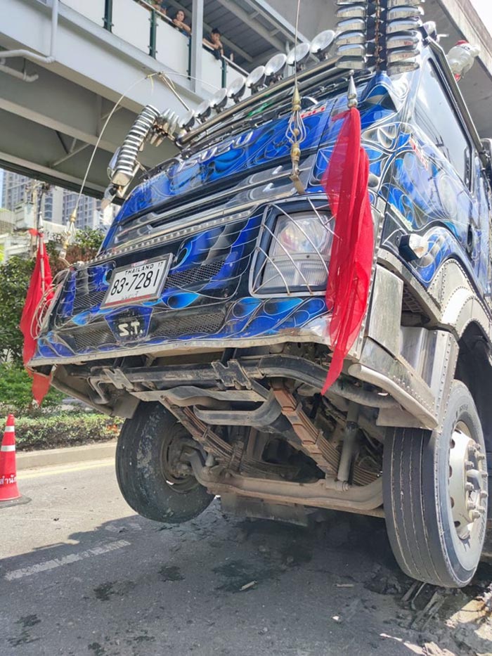 รถบรรทุกทำถนนยุบ