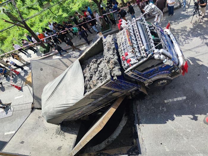 รถบรรทุกทำถนนยุบ