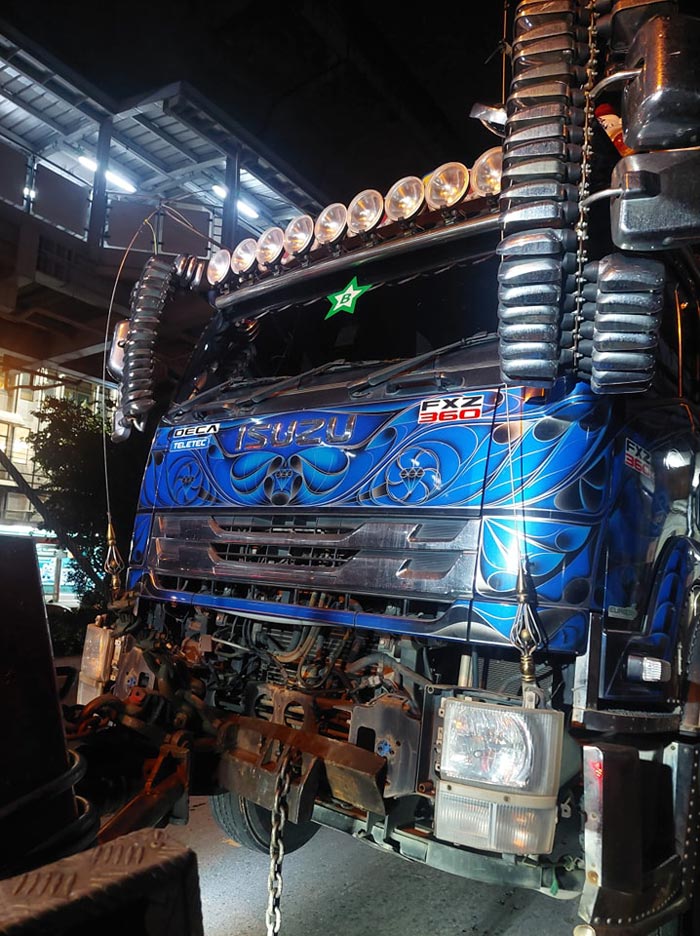 รถบรรทุกทำถนนยุบ