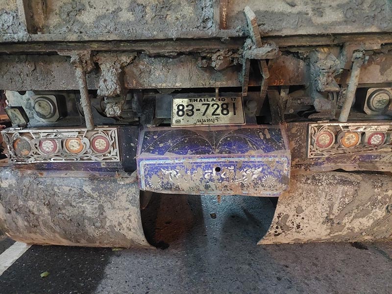 รถบรรทุกทำถนนยุบ