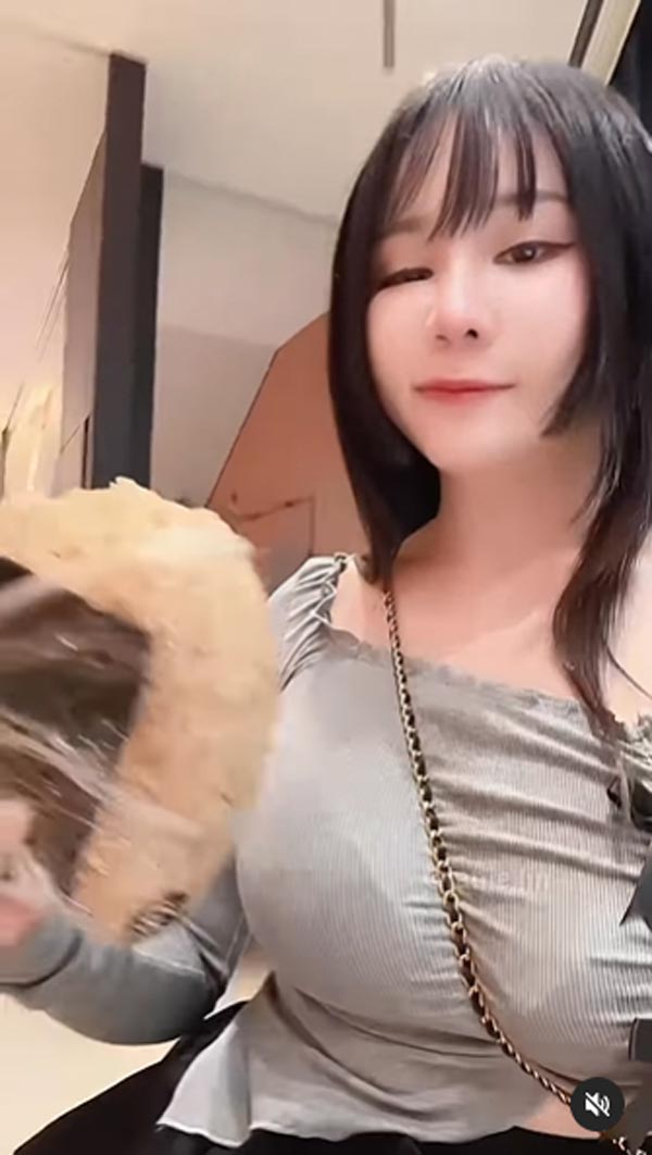 สาวเซ็กซี่กินข้าวปั้นยักษ์โชว์