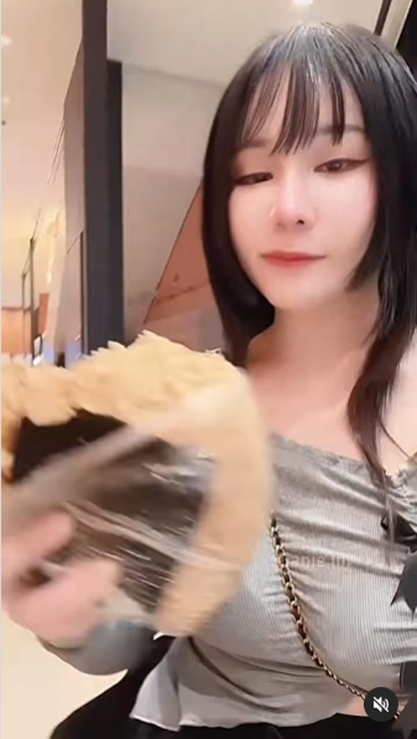 สาวเซ็กซี่กินข้าวปั้นยักษ์โชว์