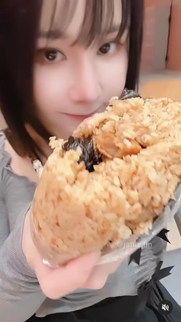 สาวเซ็กซี่กินข้าวปั้นยักษ์โชว์