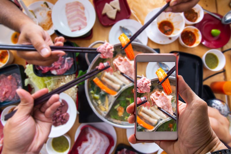 ถ่ายรูปอาหารลงโซเชียล