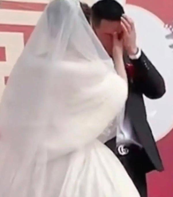 เจ้าบ่าวร้องไห้กลางงานแต่ง