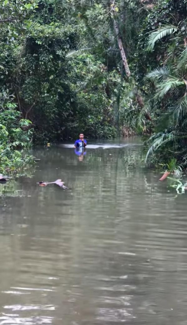 ขี่มอเตอร์ไซค์ลุยน้ำท่วม