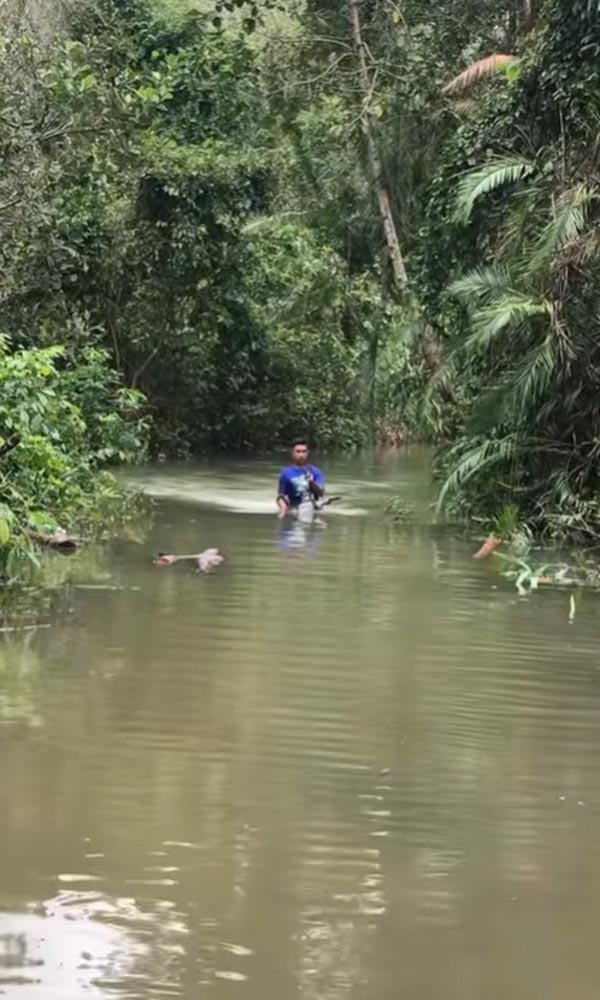 ขี่มอเตอร์ไซค์ลุยน้ำท่วม