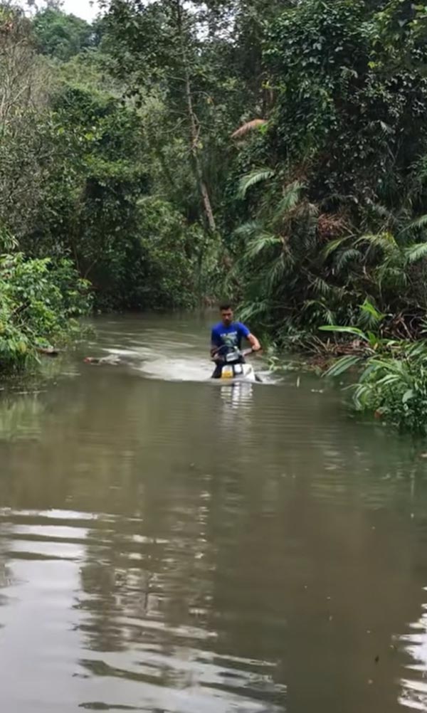 ขี่มอเตอร์ไซค์ลุยน้ำท่วม